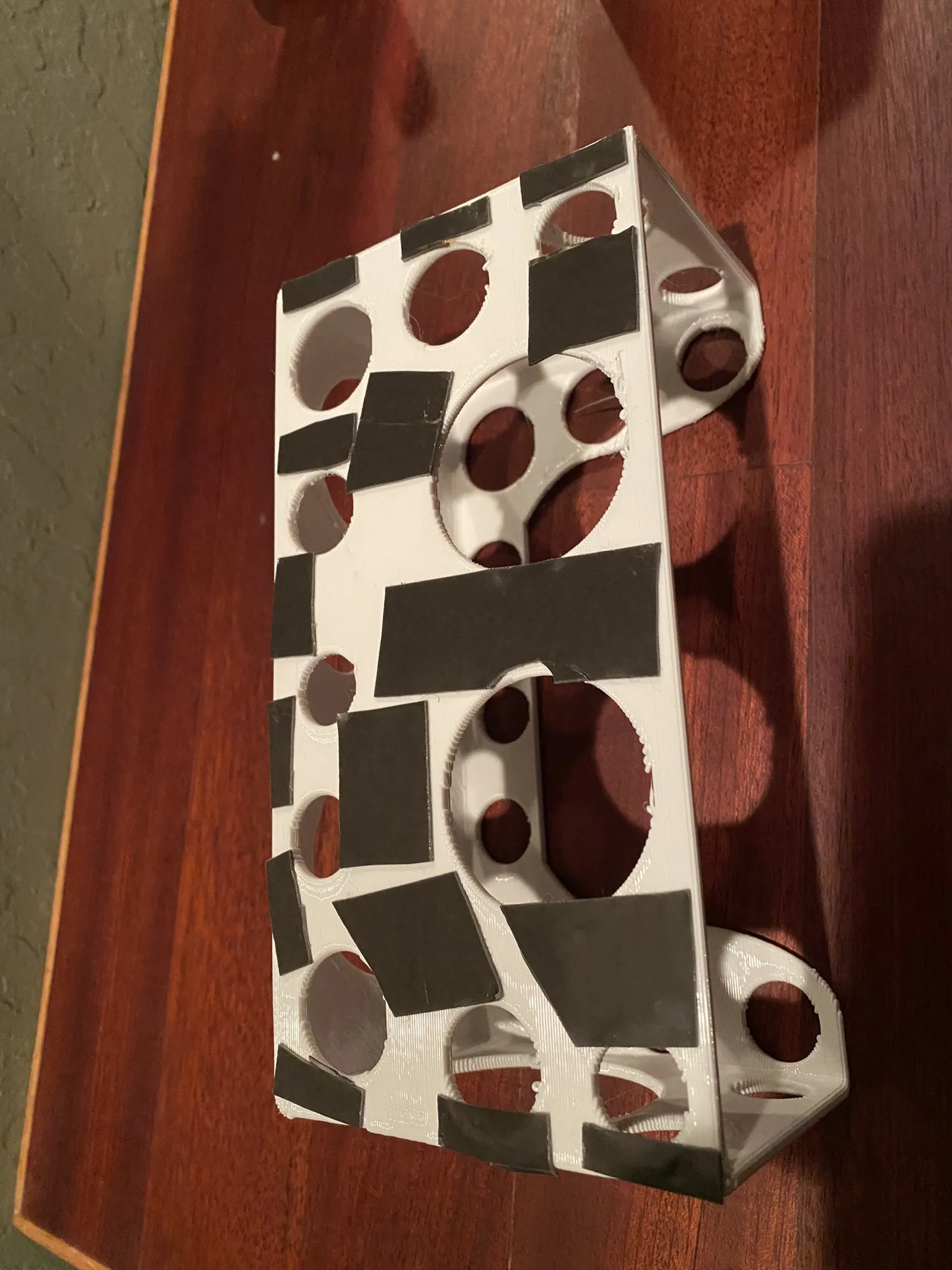 Giá đỡ khăn ướt cho trẻ em kiểu phô mai Thụy Sĩ