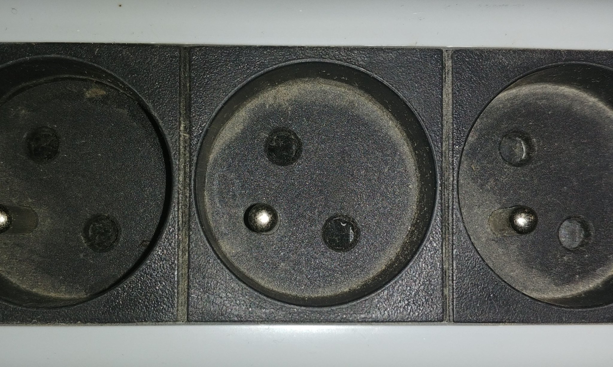 Bảo vệ ổ cắm chống bụi tiêu chuẩn EU và FR