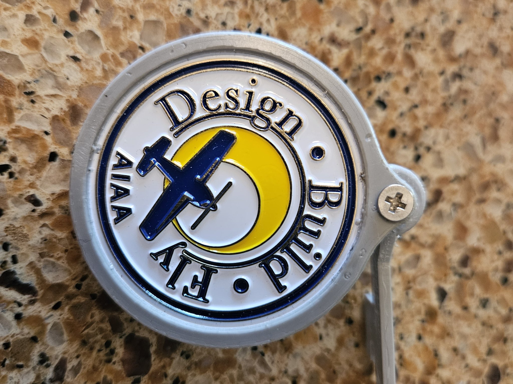 Giá đỡ đồng xu thách thức cho không gian làm việc