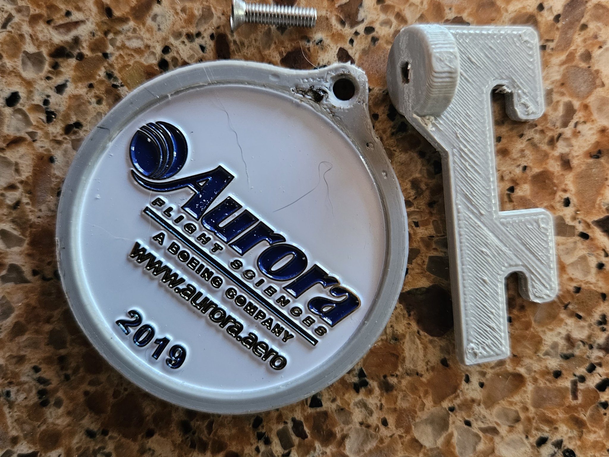 Giá đỡ đồng xu thách thức cho không gian làm việc