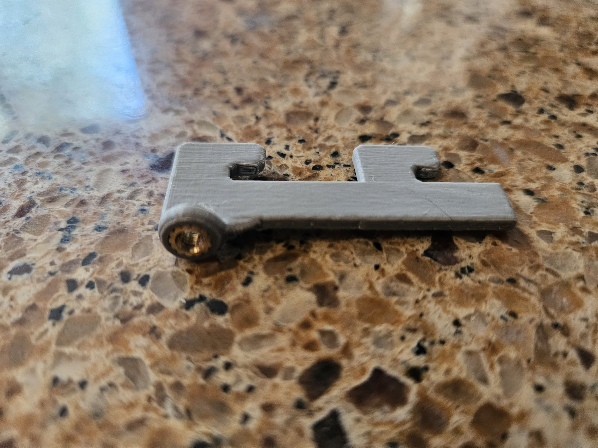 Giá đỡ đồng xu thách thức cho không gian làm việc