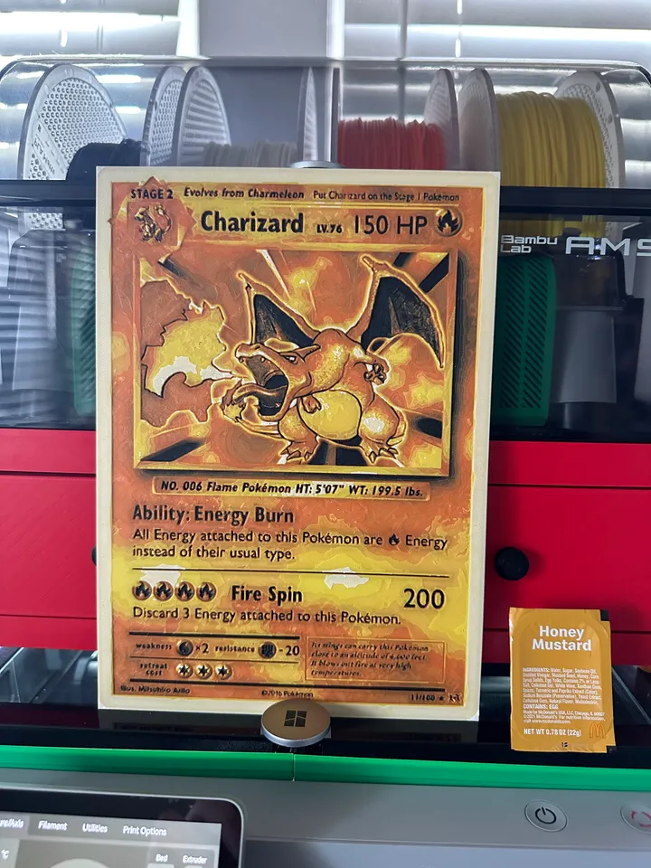 Thẻ bài Charizard không có logo Pikachu từ HueForge