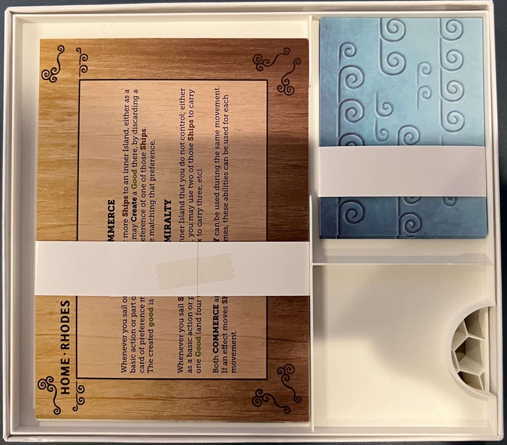 Giá đỡ thẻ bài cho trò chơi Aegean Sea của Carl Chudyk