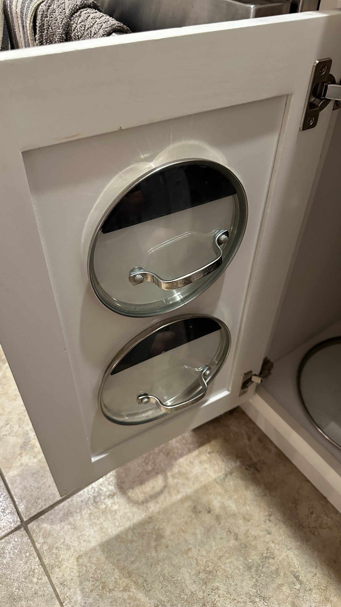 Giá đỡ nắp nồi và chảo gắn trong tủ bếp