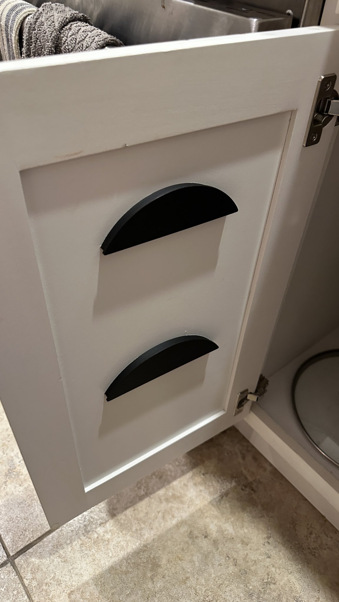 Giá đỡ nắp nồi và chảo gắn trong tủ bếp