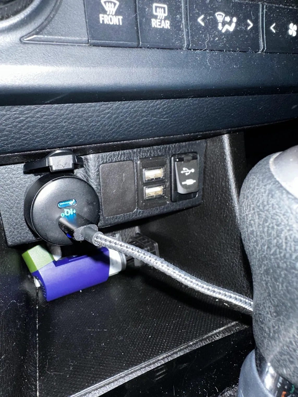 Giá đỡ cổng USB cho đầu DVD Corolla 2014