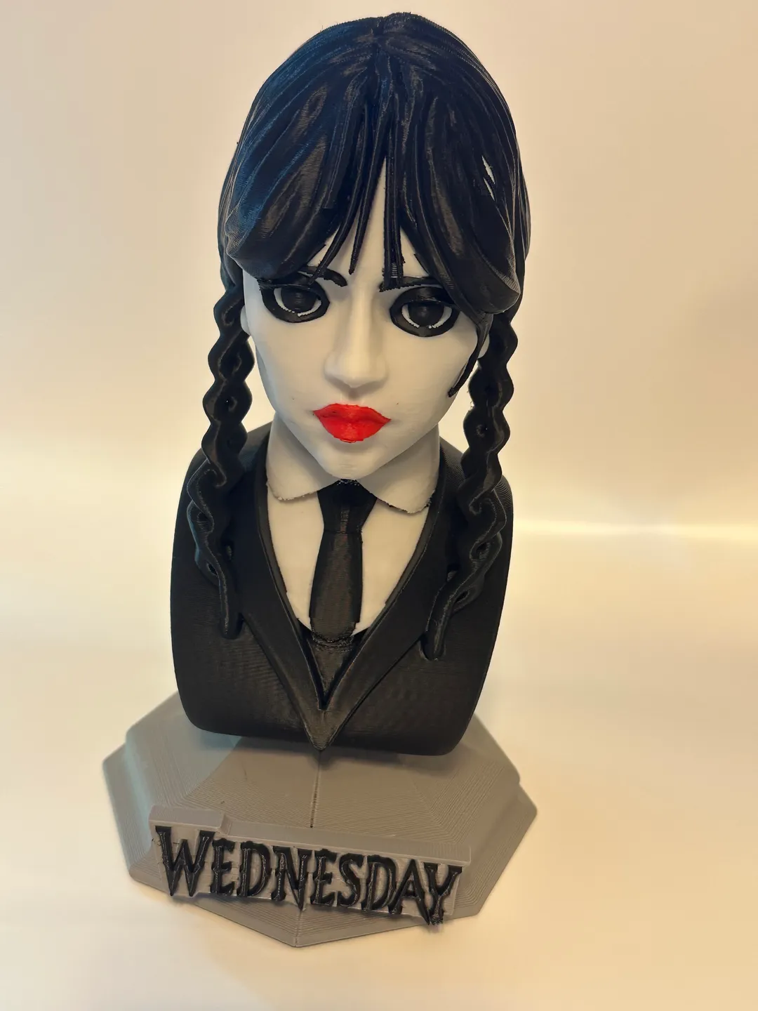Tượng bán thân Wednesday Addams từ gia đình Addams