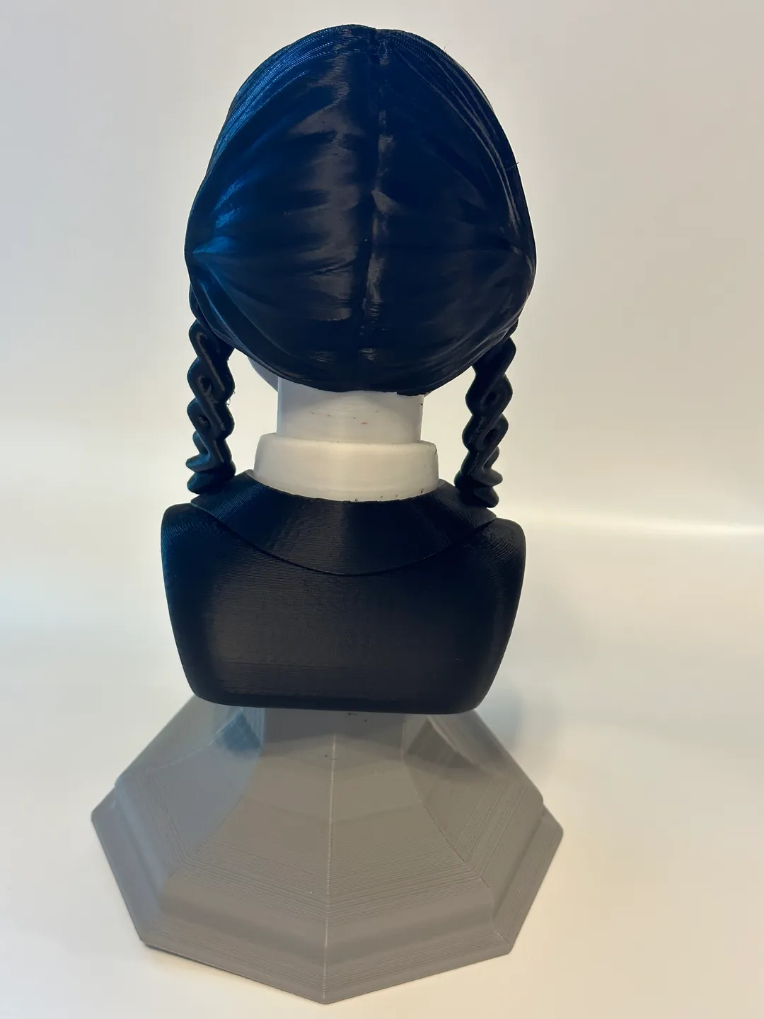 Tượng bán thân Wednesday Addams từ gia đình Addams