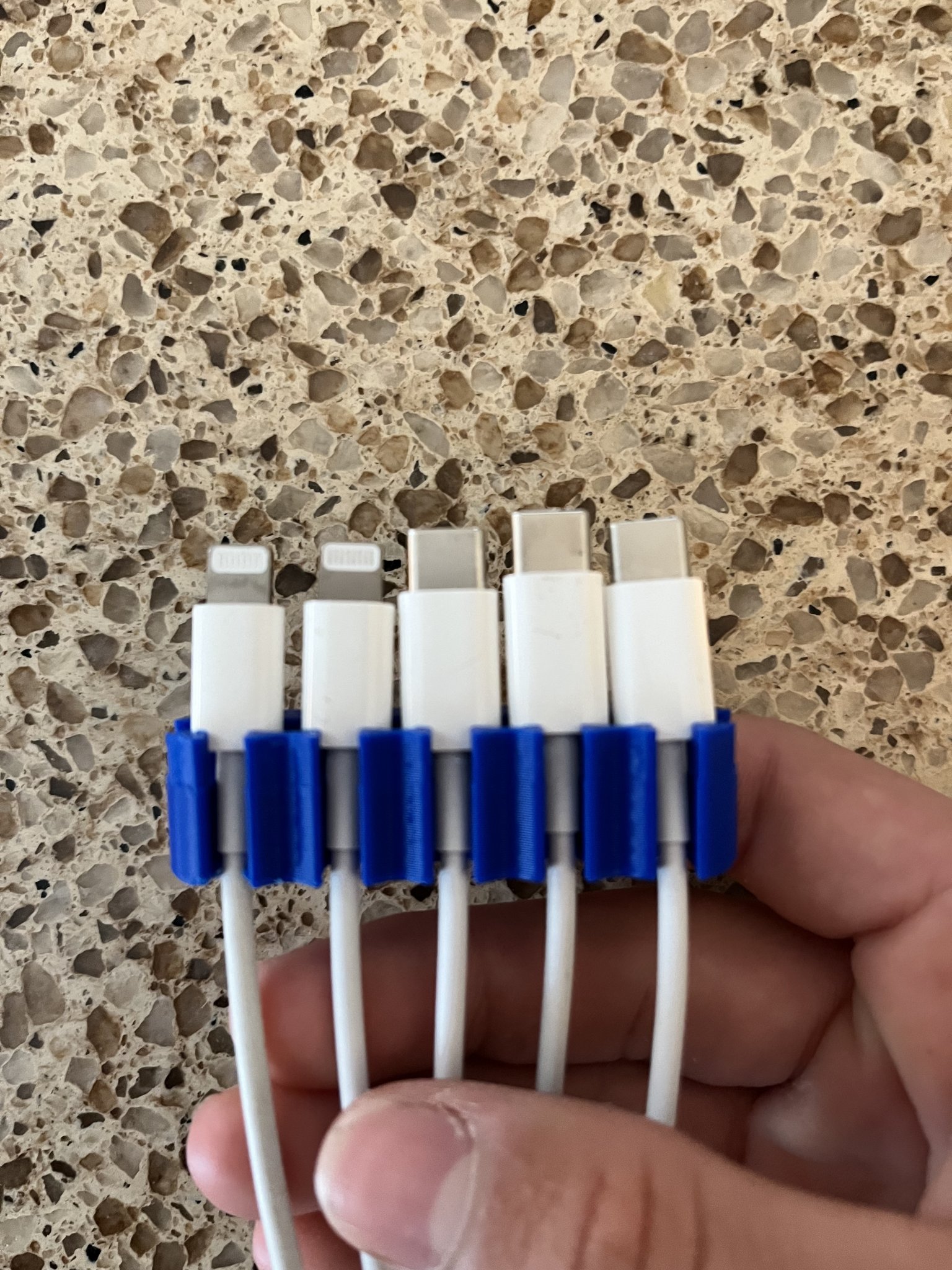 Giá đỡ cáp USB-C và Lightning cho thiết bị Apple