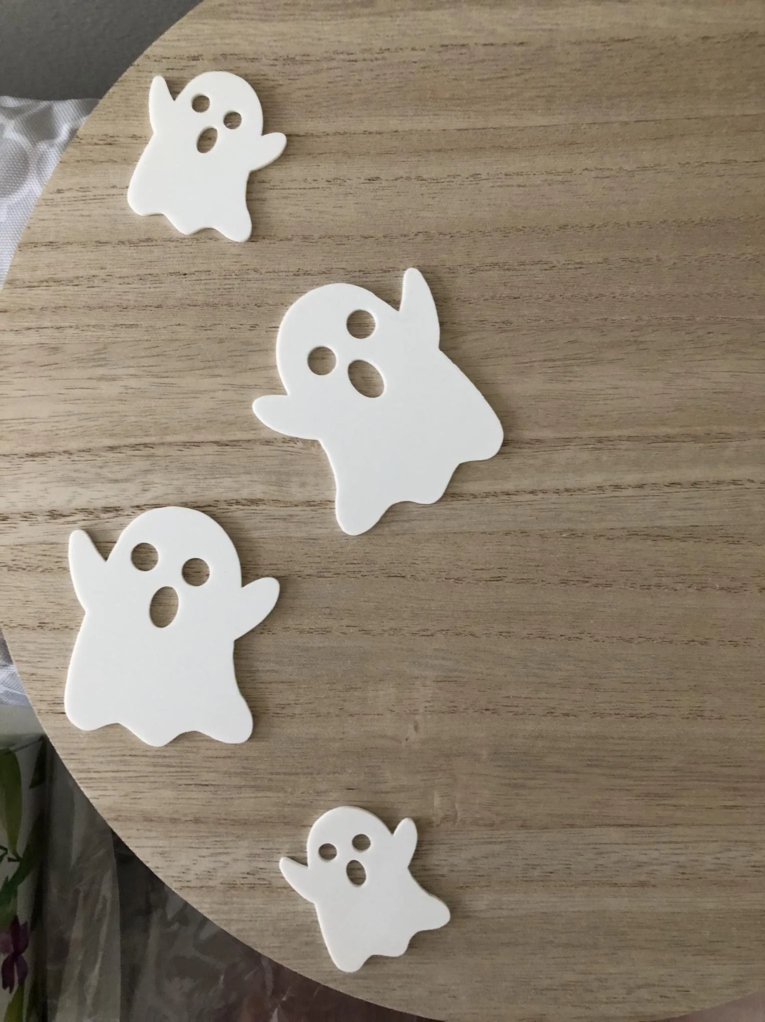 Móc khóa ma nhỏ không lỗ treo trang trí