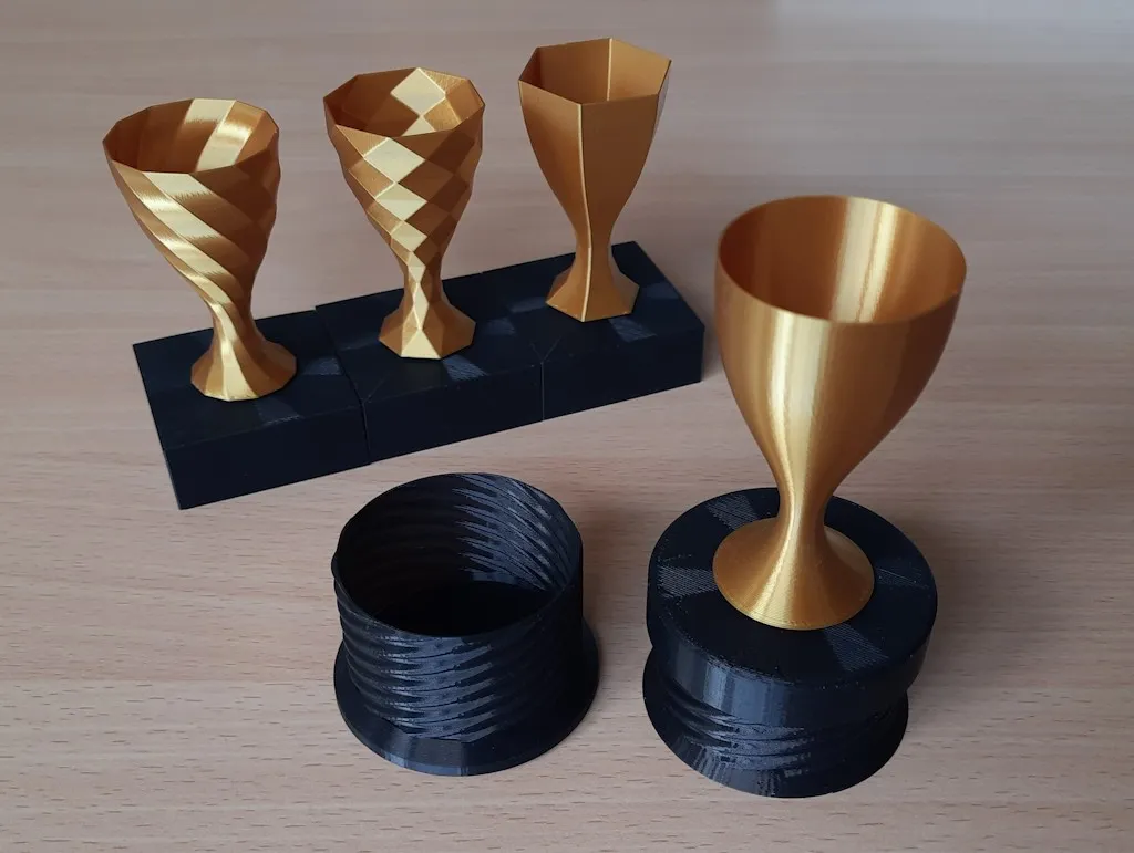 Cúp nhỏ phong cách tối giản với đế và ngăn bí mật