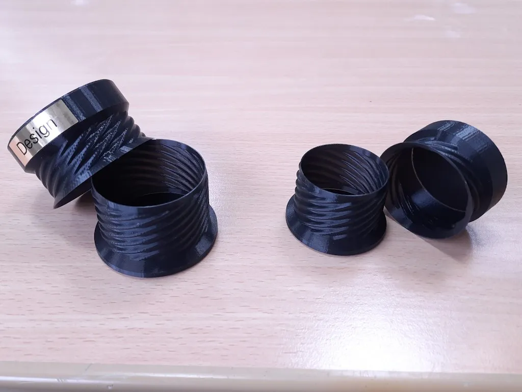 Cúp nhỏ phong cách tối giản với đế và ngăn bí mật