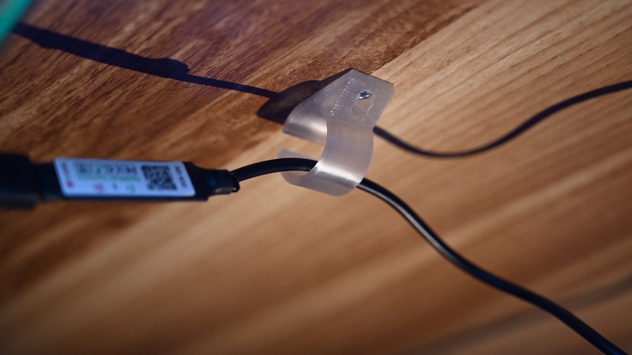 Kẹp giữ cáp đa năng cho bàn làm việc