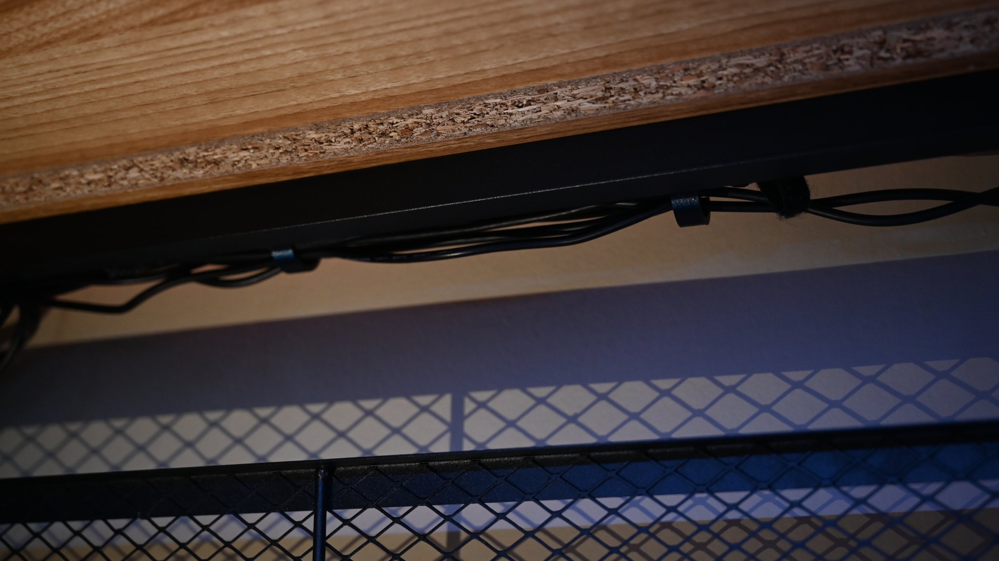 Kẹp giữ cáp đa năng cho bàn làm việc