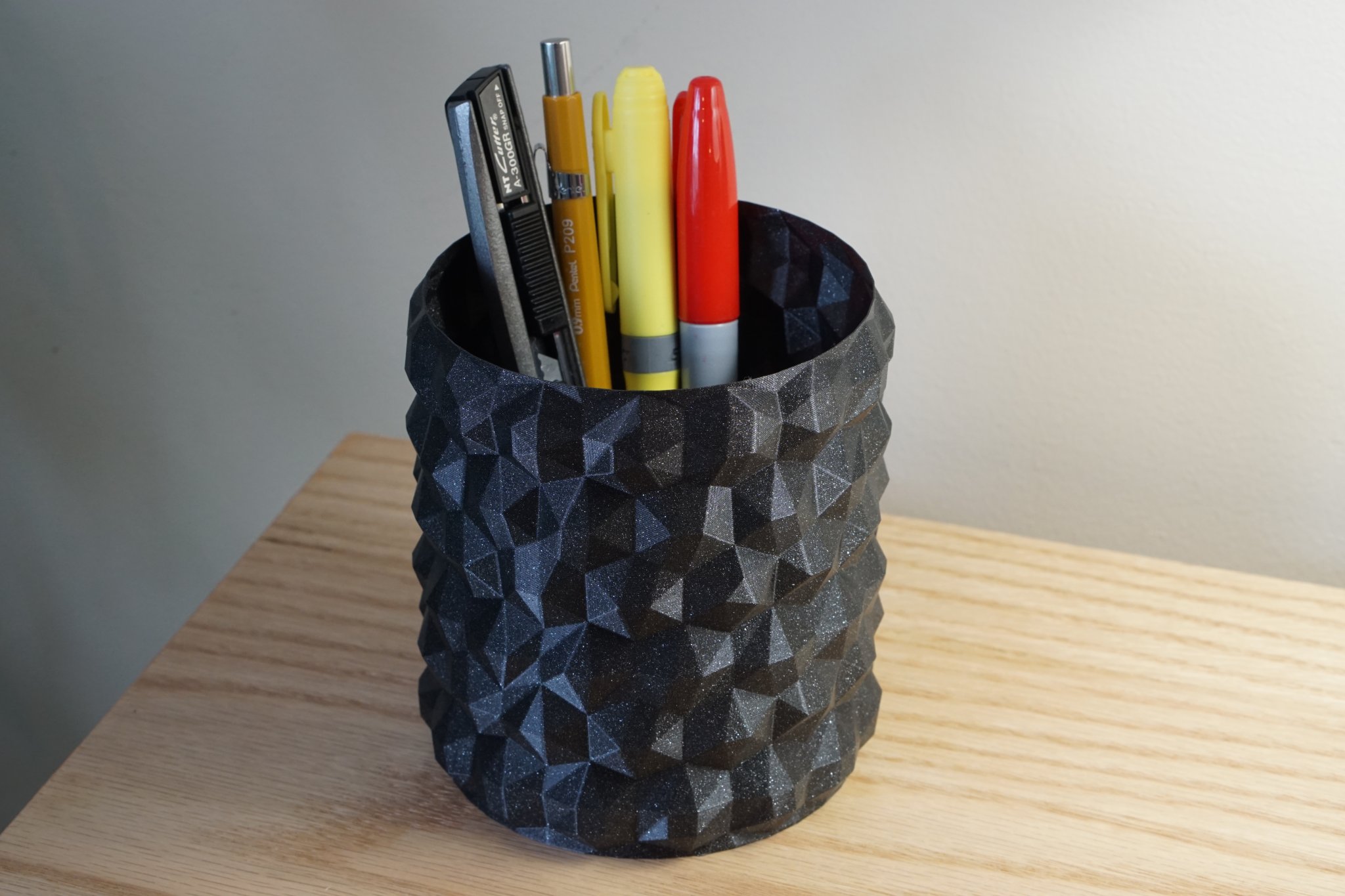 Chậu hoa thấp poly hoặc giá đỡ bút dễ in