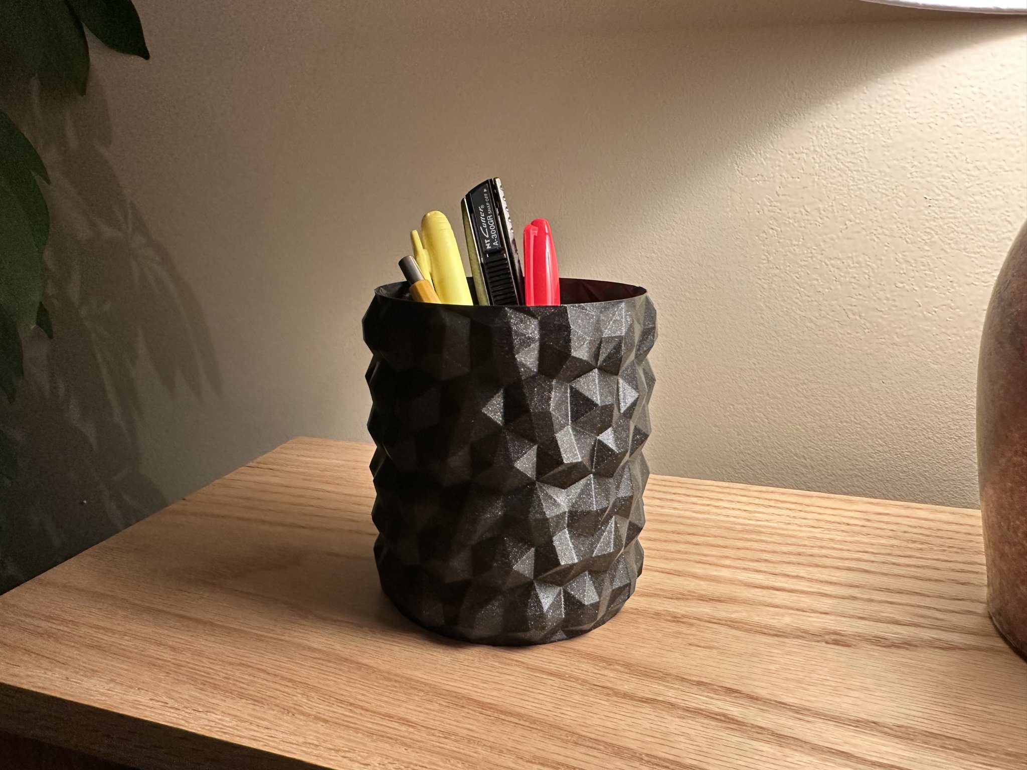 Chậu hoa thấp poly hoặc giá đỡ bút dễ in