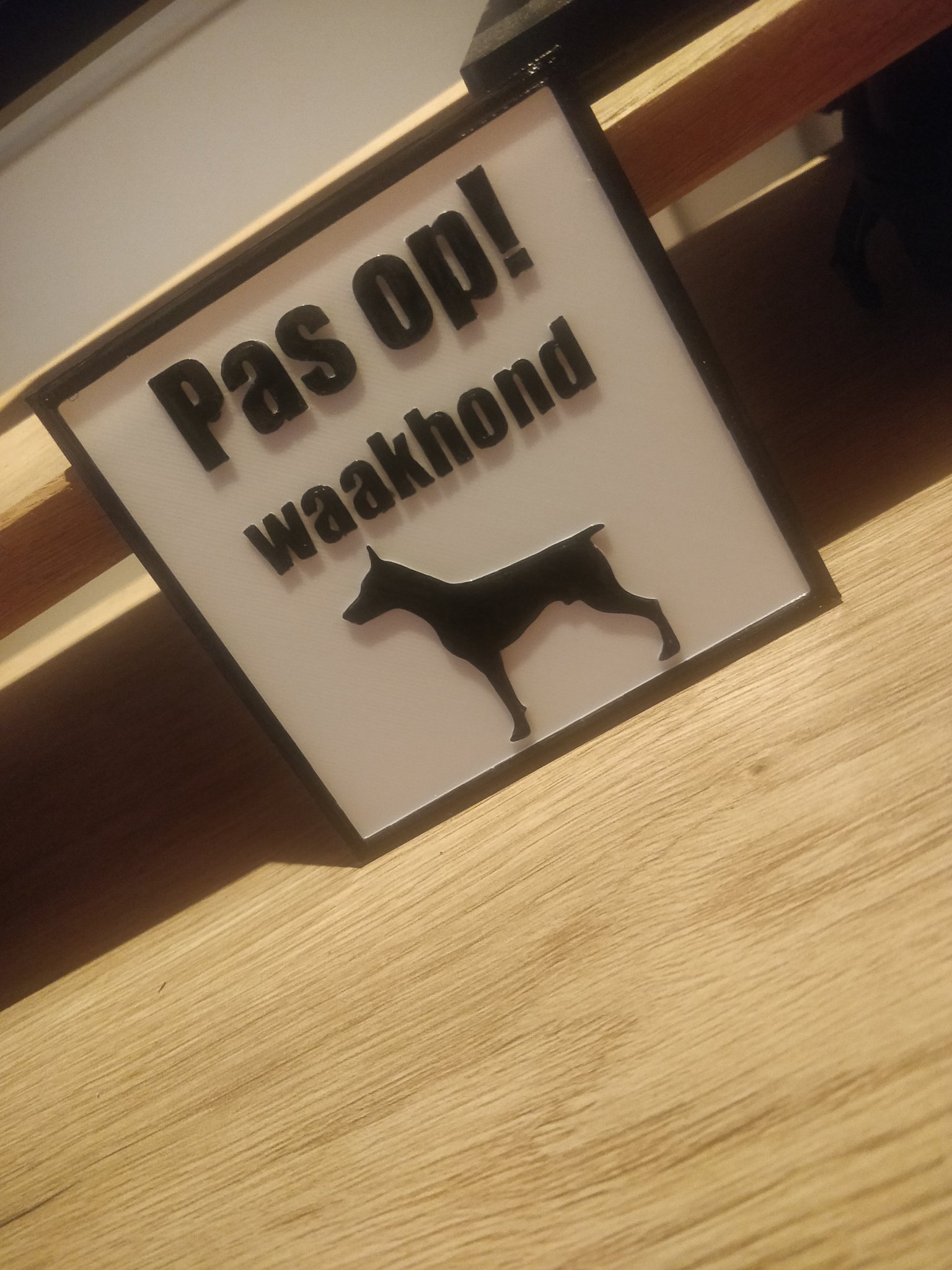 Biển cảnh báo cho chó giữ nhà bằng tiếng Hà Lan