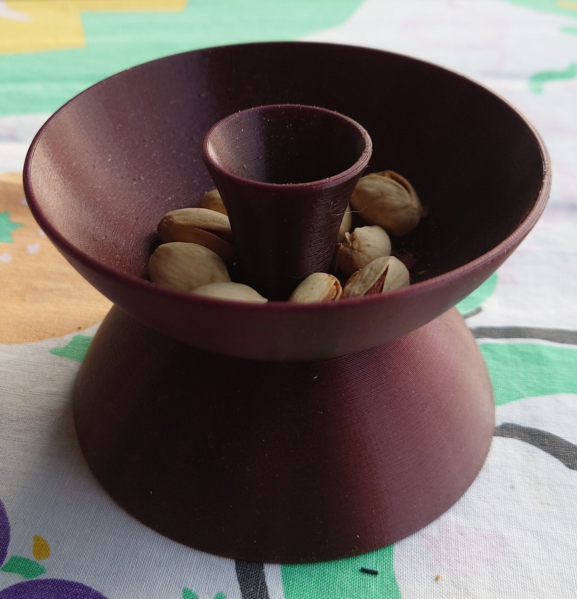 Bát hạt điều với nắp đậy cho hạt và đáy cho vỏ hạt