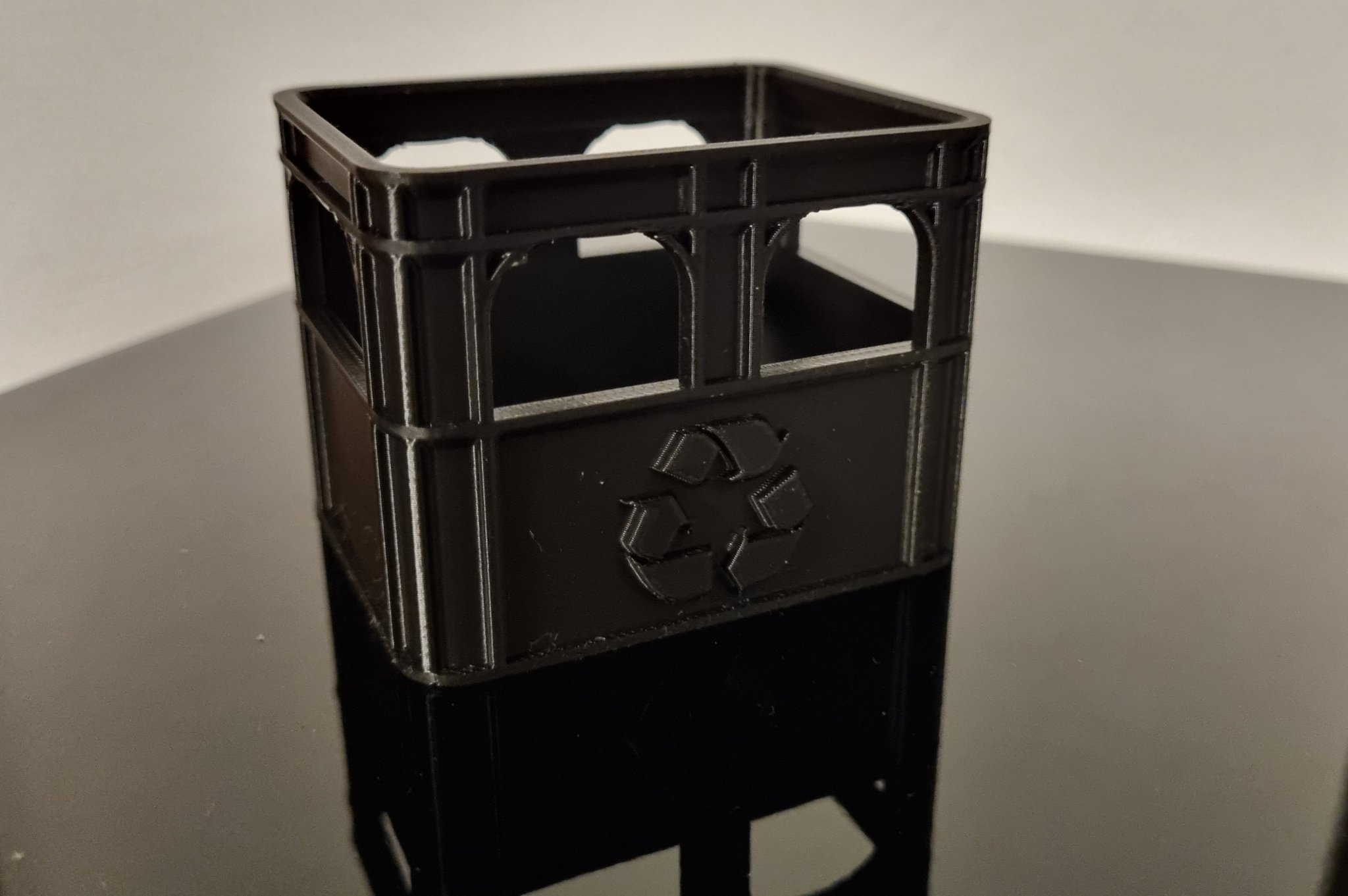 Giá đỡ pin hình thùng bia rỗng với biểu tượng tái chế