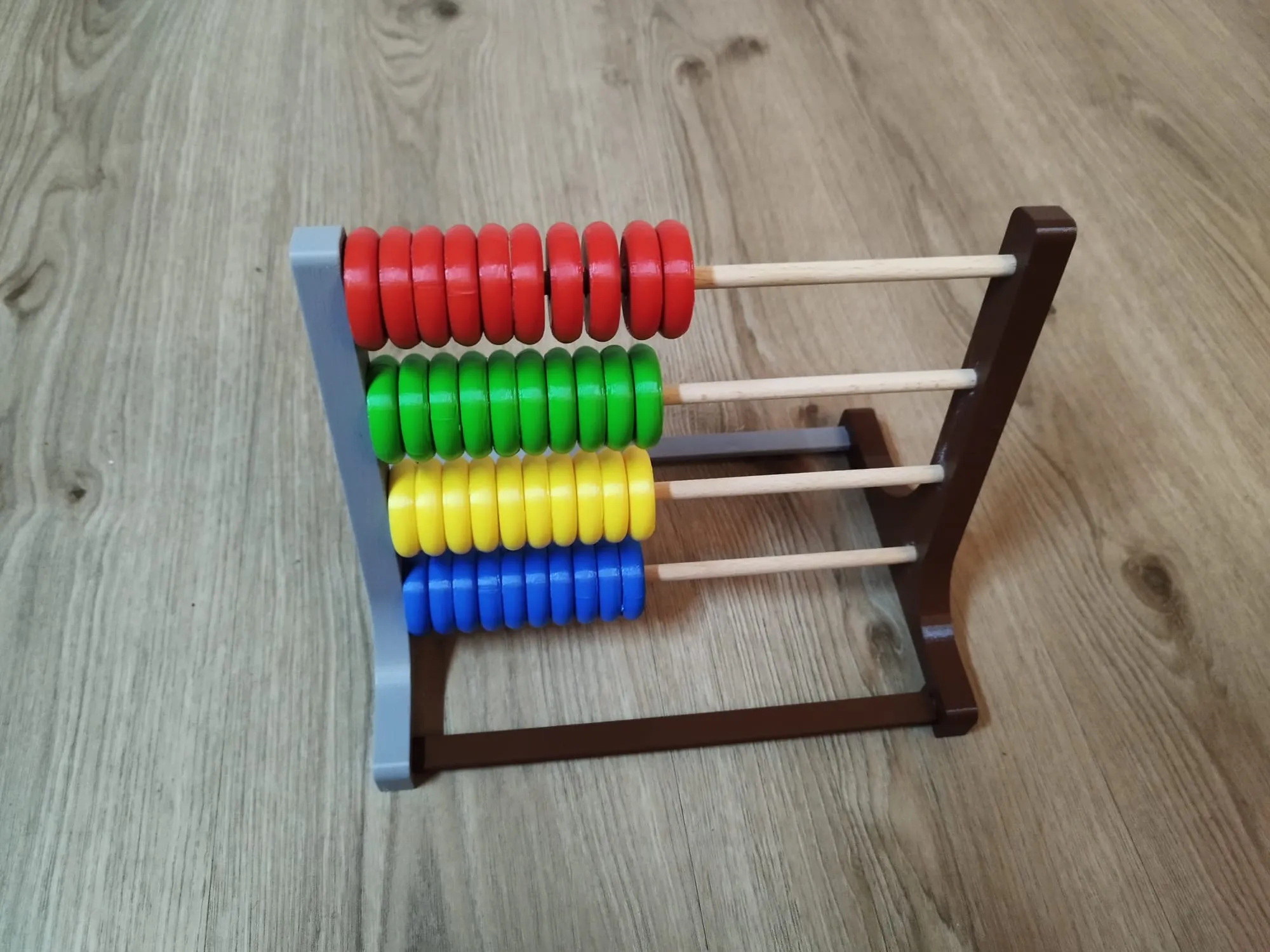 Bộ đếm trẻ em với 40 viên bi và khung in sẵn