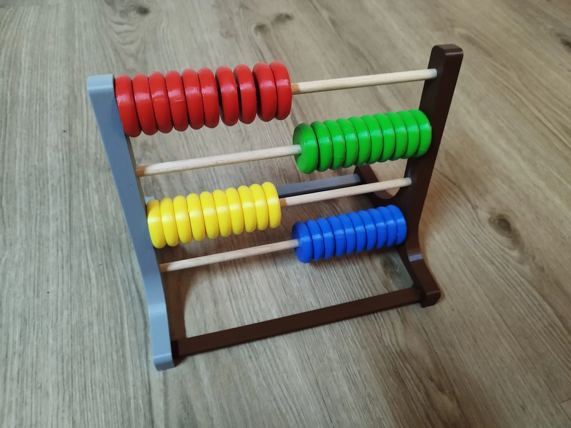 Bộ đếm trẻ em với 40 viên bi và khung in sẵn