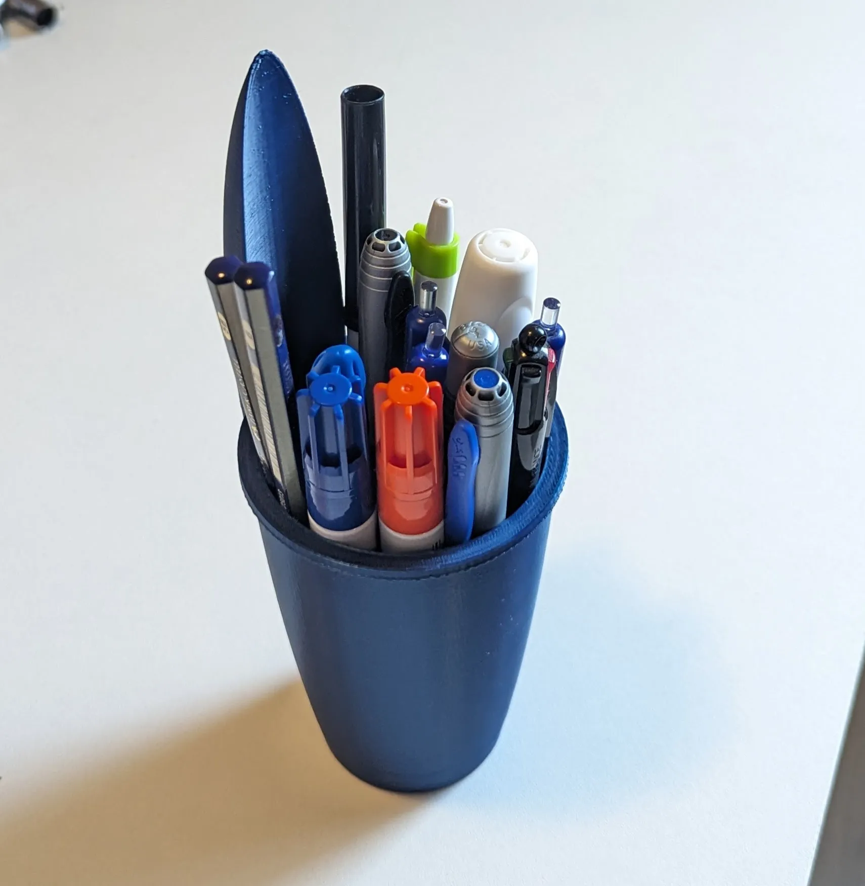 Cốc bút hình nắp bút Penception cho văn phòng