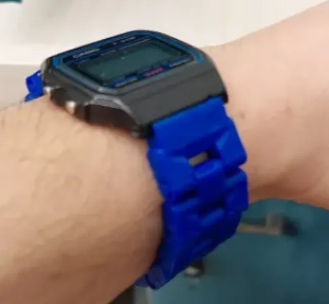 Dây đeo đồng hồ Casio được gia cố với xi lanh mini