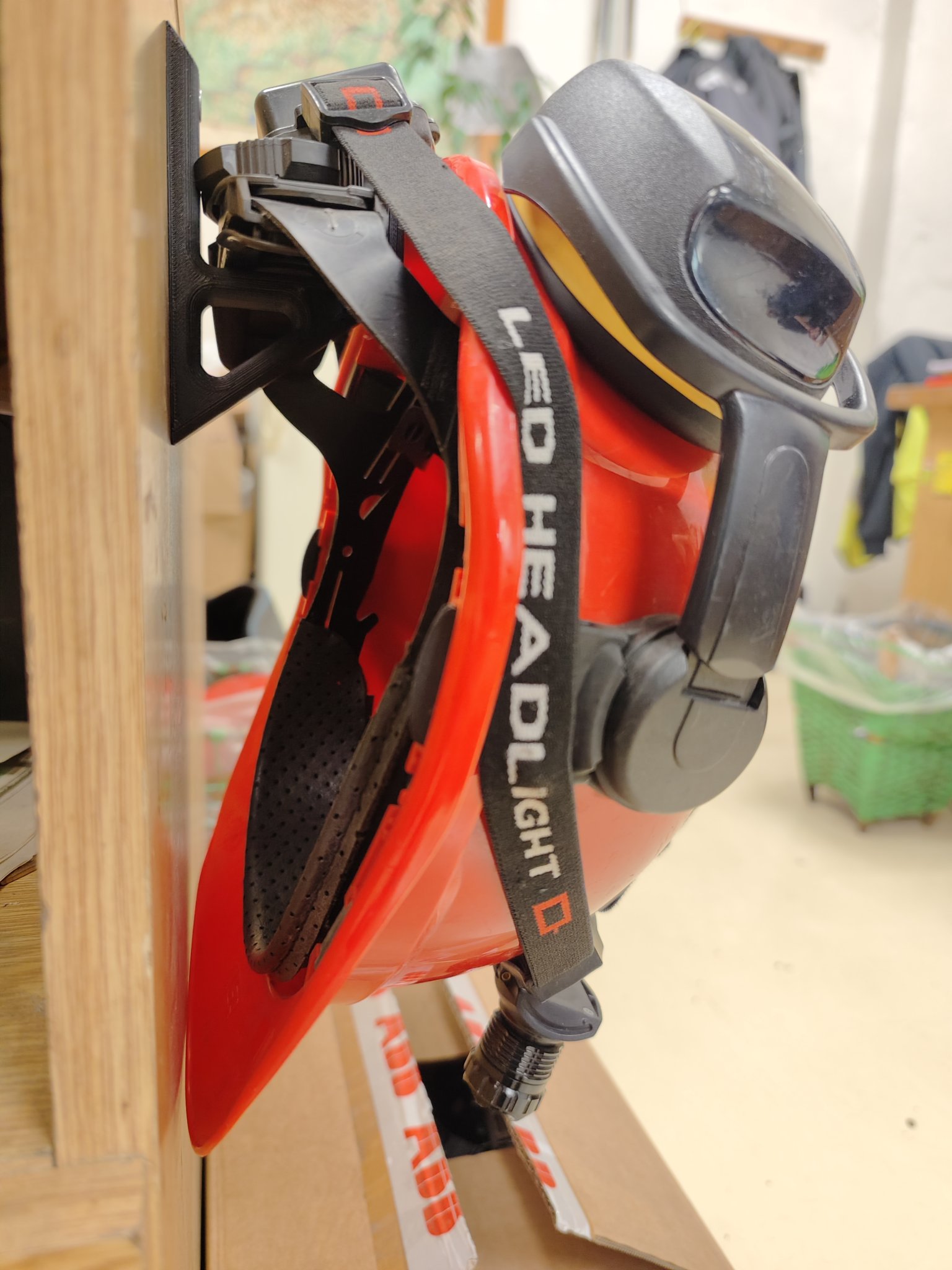 Giá treo tường thiết kế riêng cho vật nặng