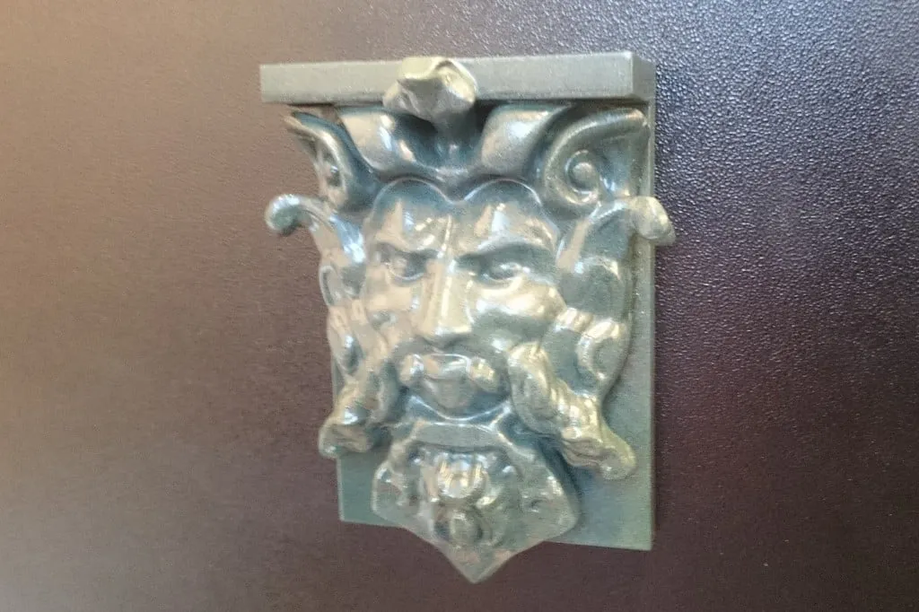 Giá treo tường hình người đàn ông có râu