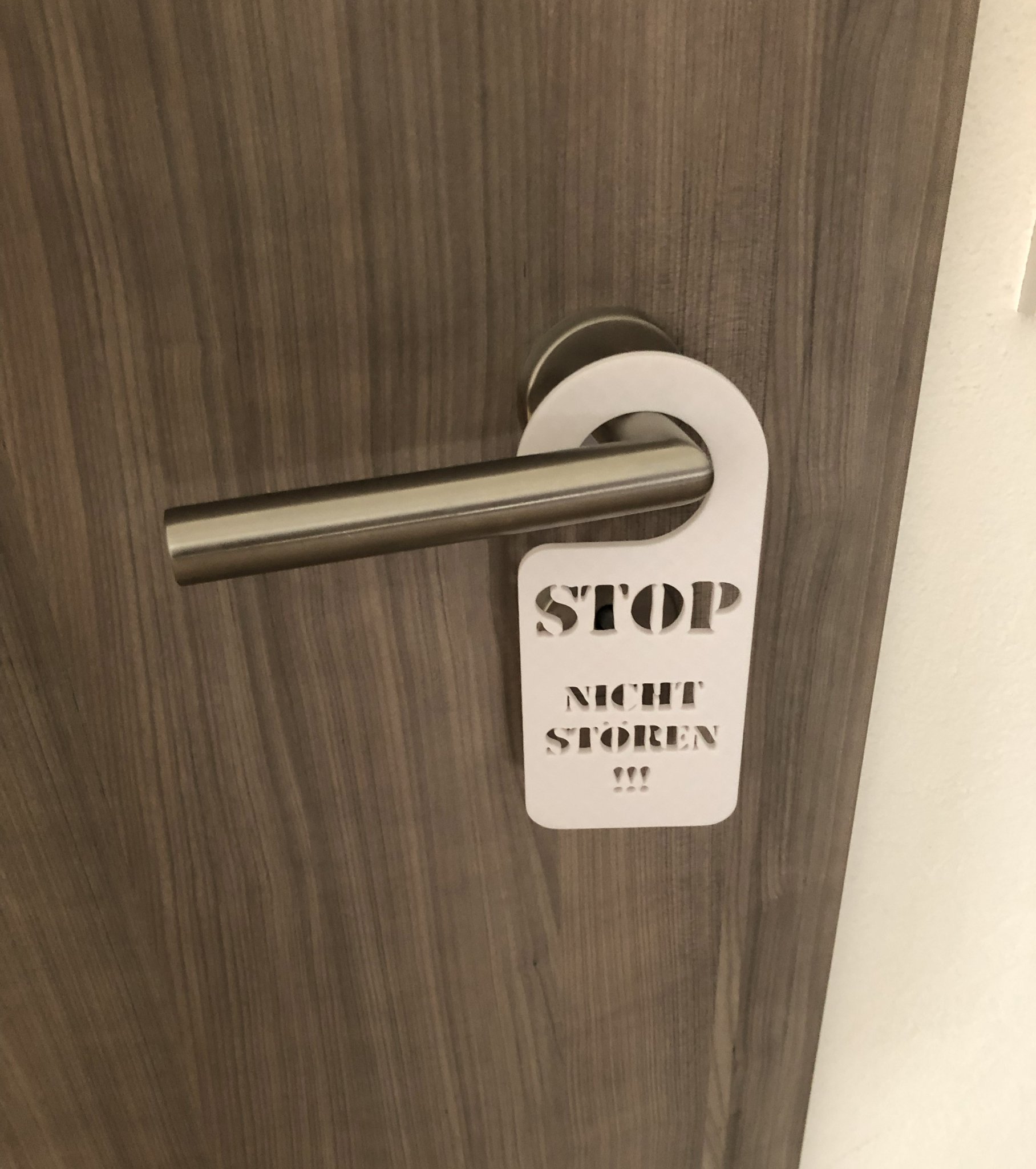 Biển treo cửa "Cấm làm phiền" và "Cấm vào