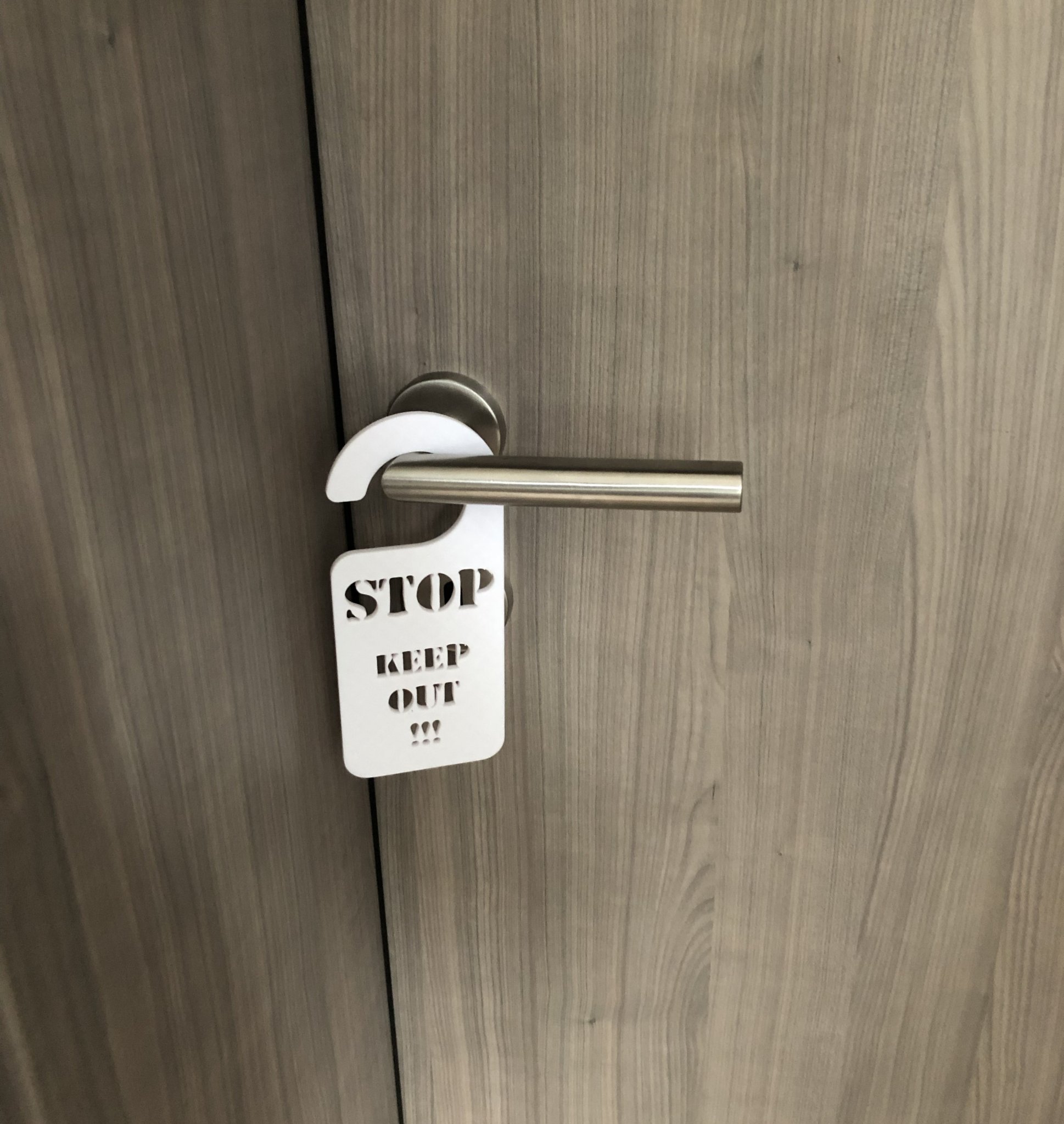 Biển treo cửa "Cấm làm phiền" và "Cấm vào