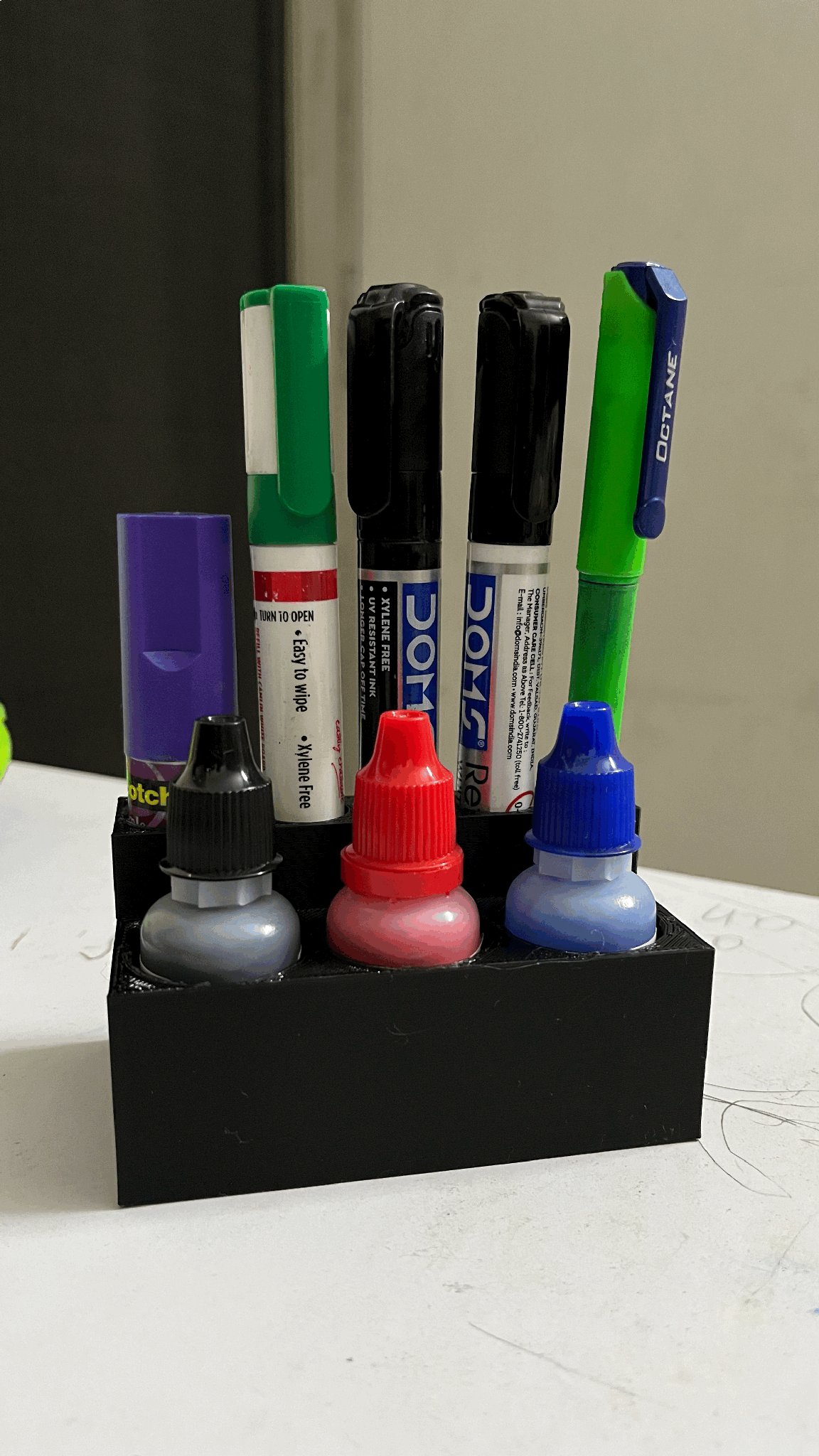 Giá đỡ bút lông bảng trắng và chai mực