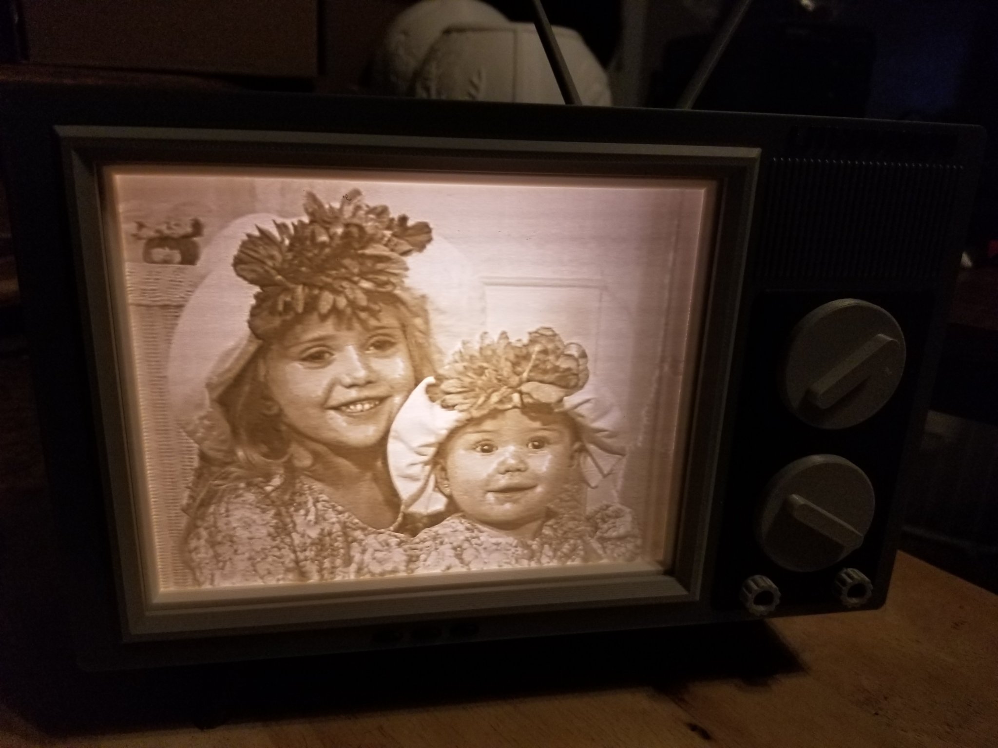 Hộp đèn lithophane kiểu TV ống retro