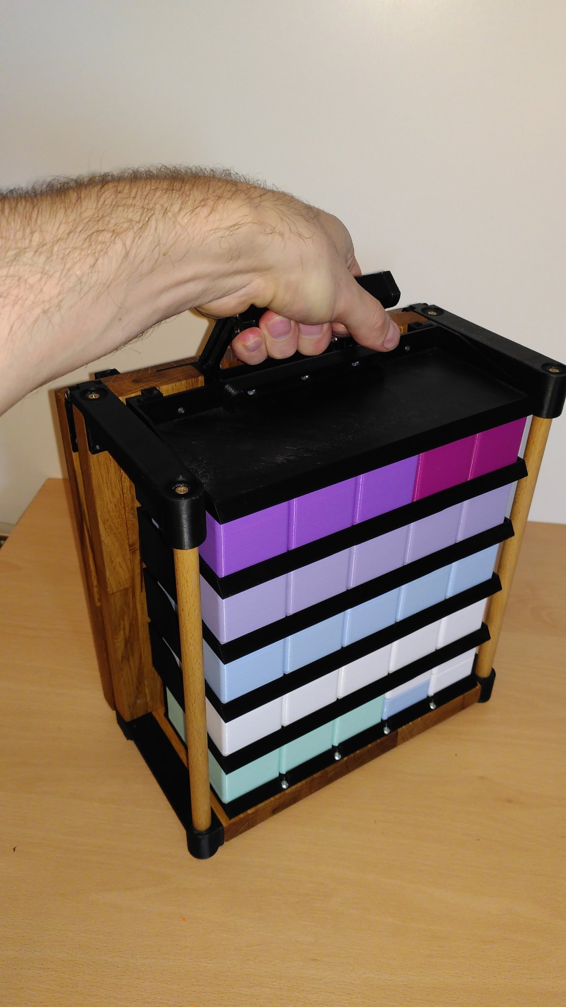 Tường lưu trữ Gridfinity có thể gập lại cho 50 thùng chứa