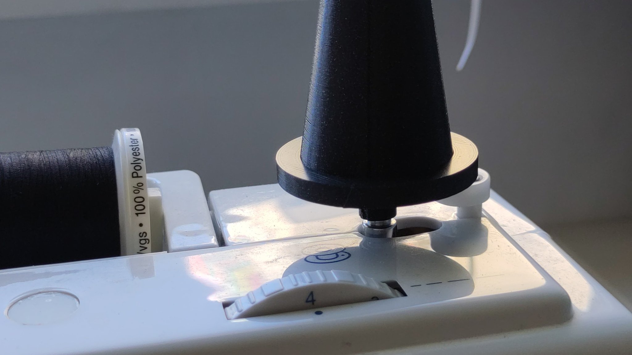 Giá đỡ cuộn chỉ cho máy may kiểu parametric