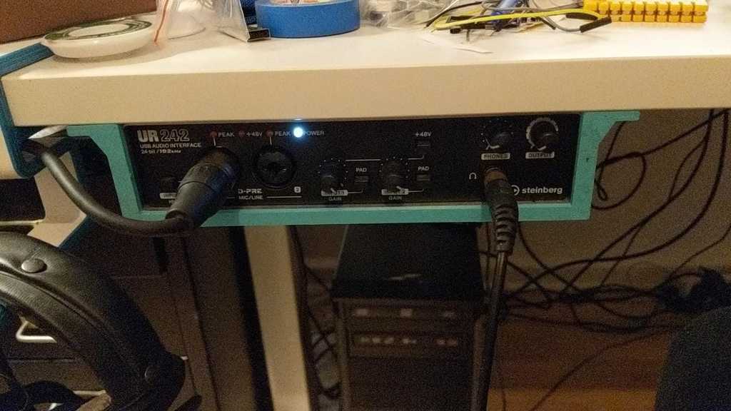 Kẹp gắn giao diện âm thanh Steinberg UR242 dưới bàn