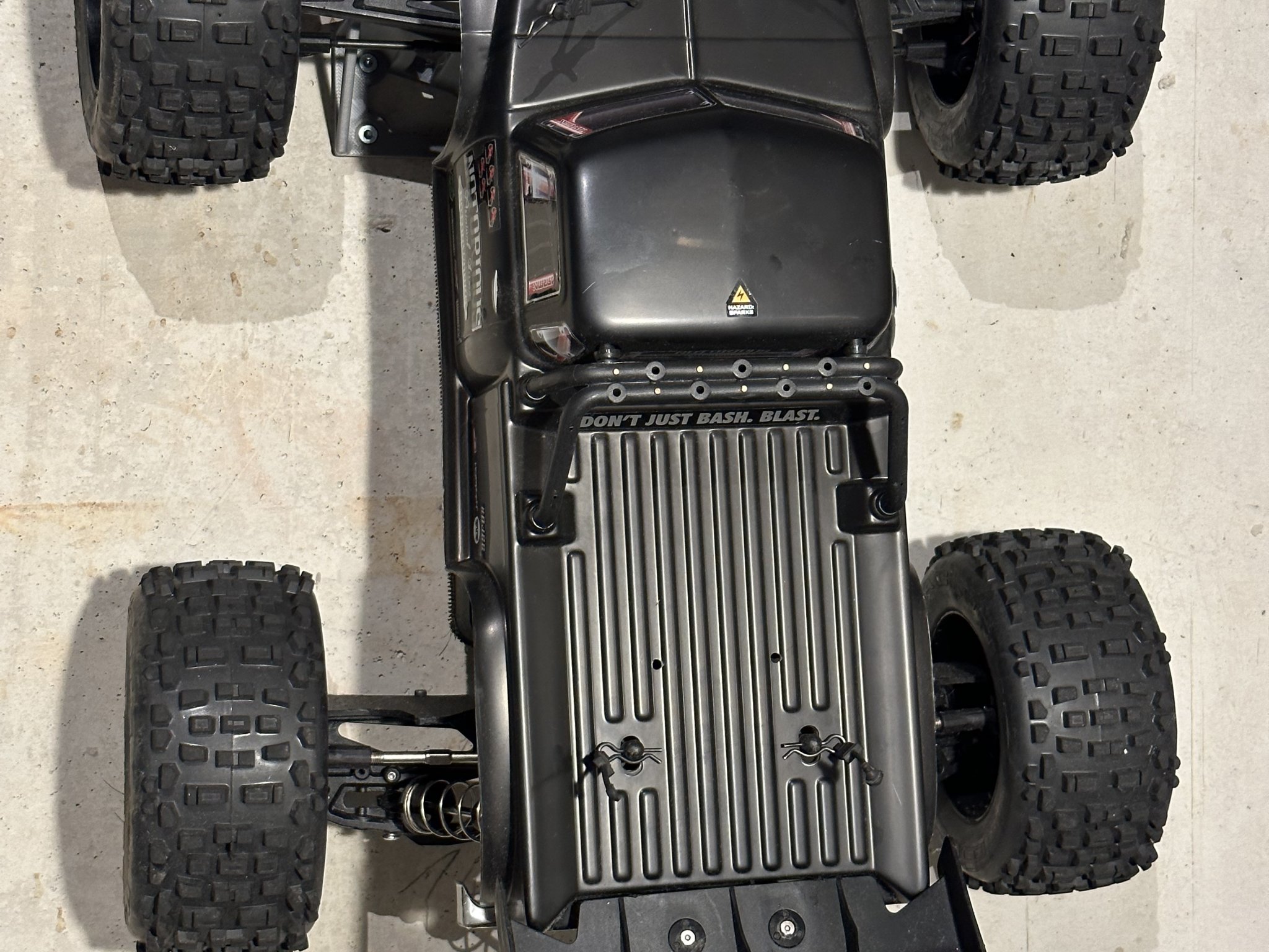 Giá đỡ tường cho xe điều khiển từ xa Arrma Notorious 6S