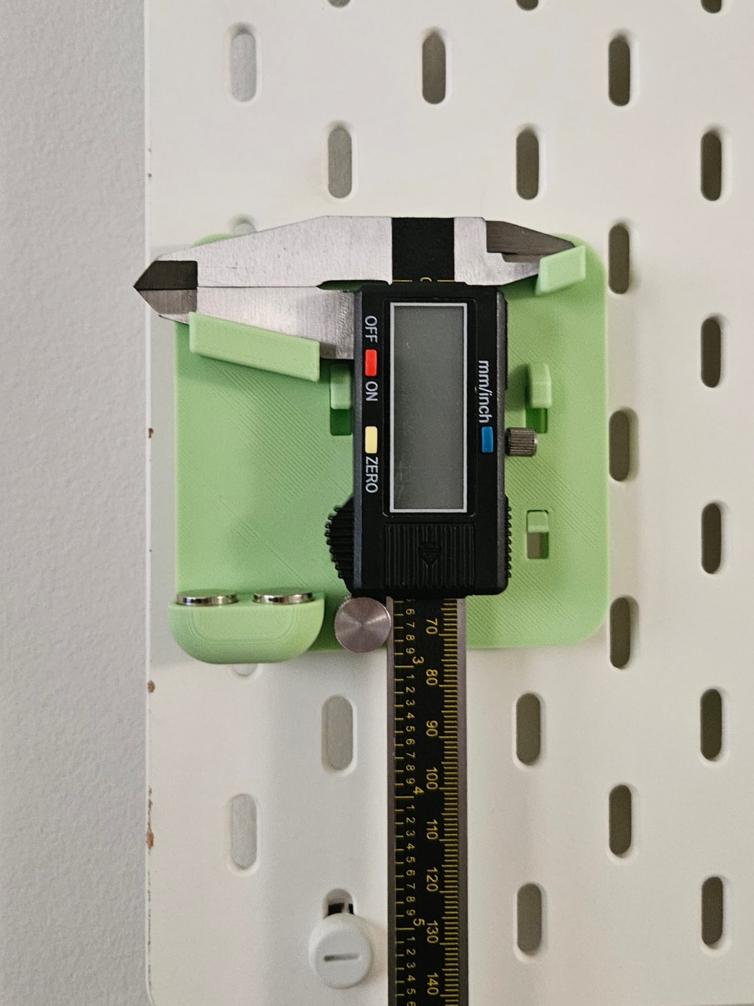 Giá đỡ thước cặp với khe pin LR44 cho Ikea SKADIS