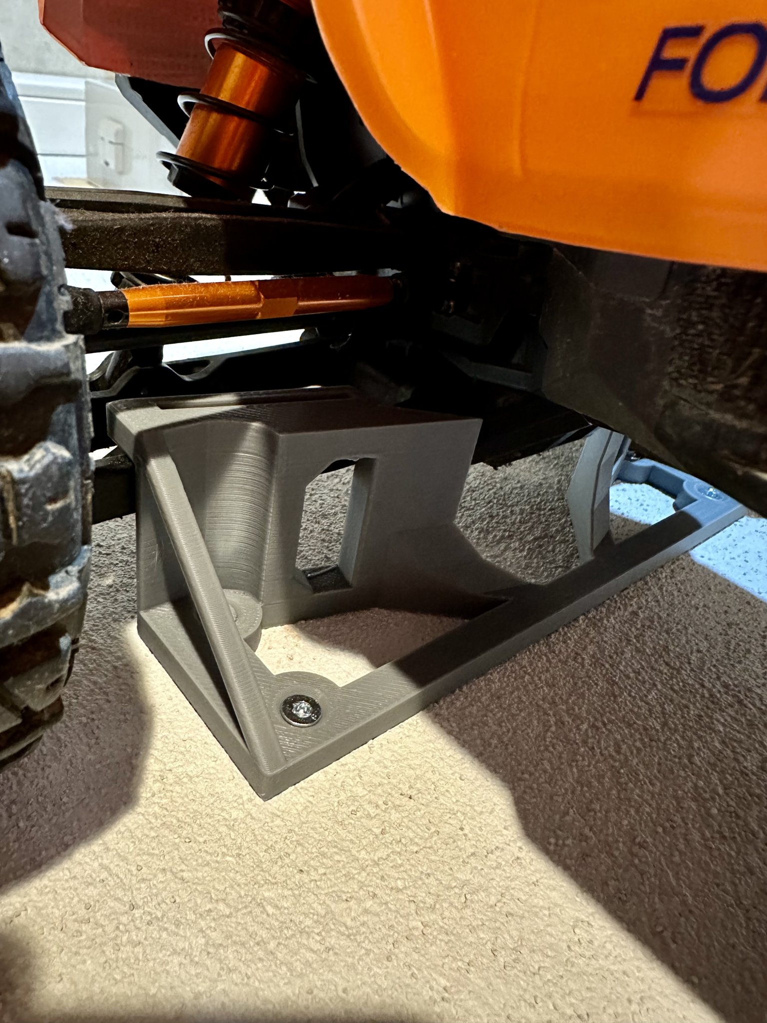 Giá treo tường cho xe điều khiển Traxxas Maxx