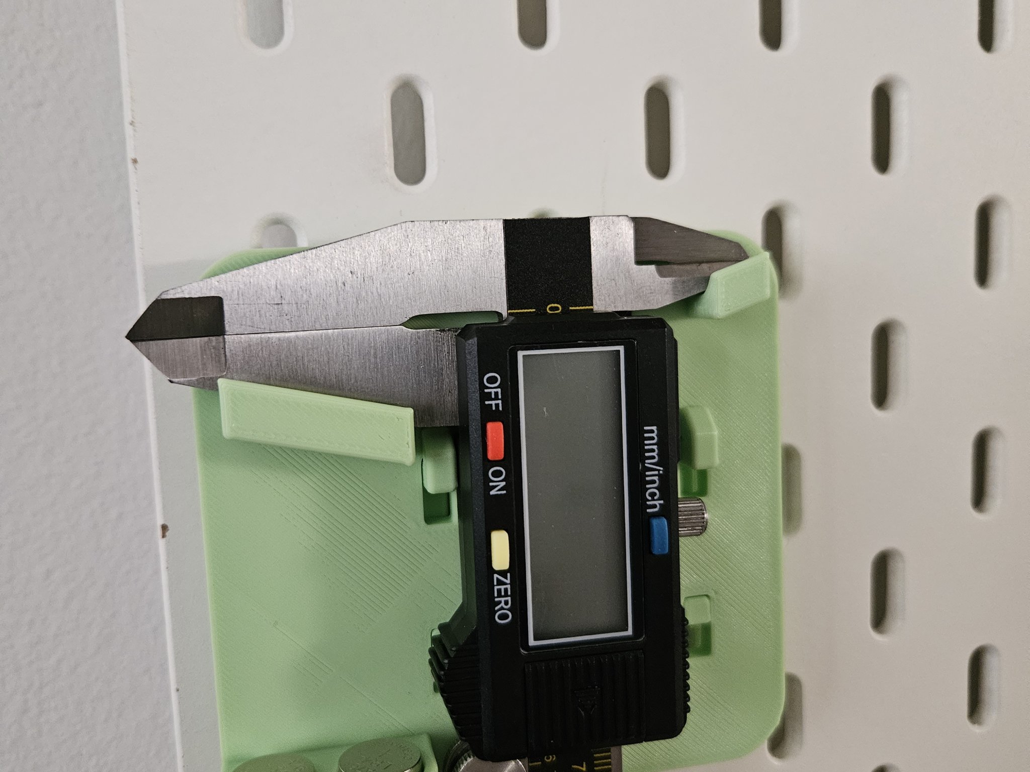 Giá đỡ thước cặp với khe pin LR44 cho Ikea SKADIS