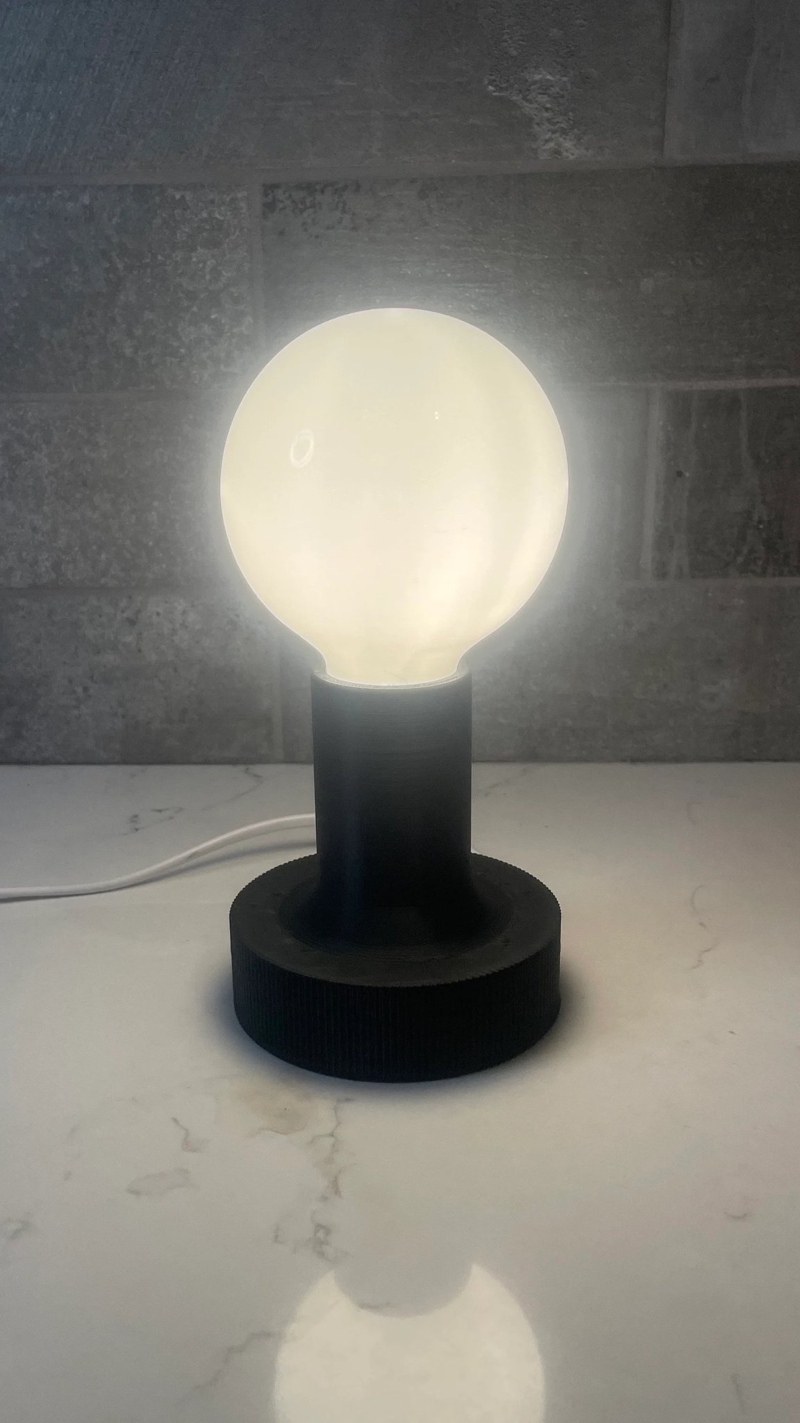 Đèn bàn RISE với thiết kế hiện đại và tinh tế