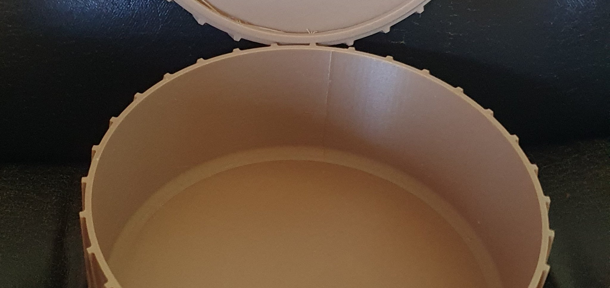 Hộp tròn có nắp với thiết kế hình dáng độc đáo