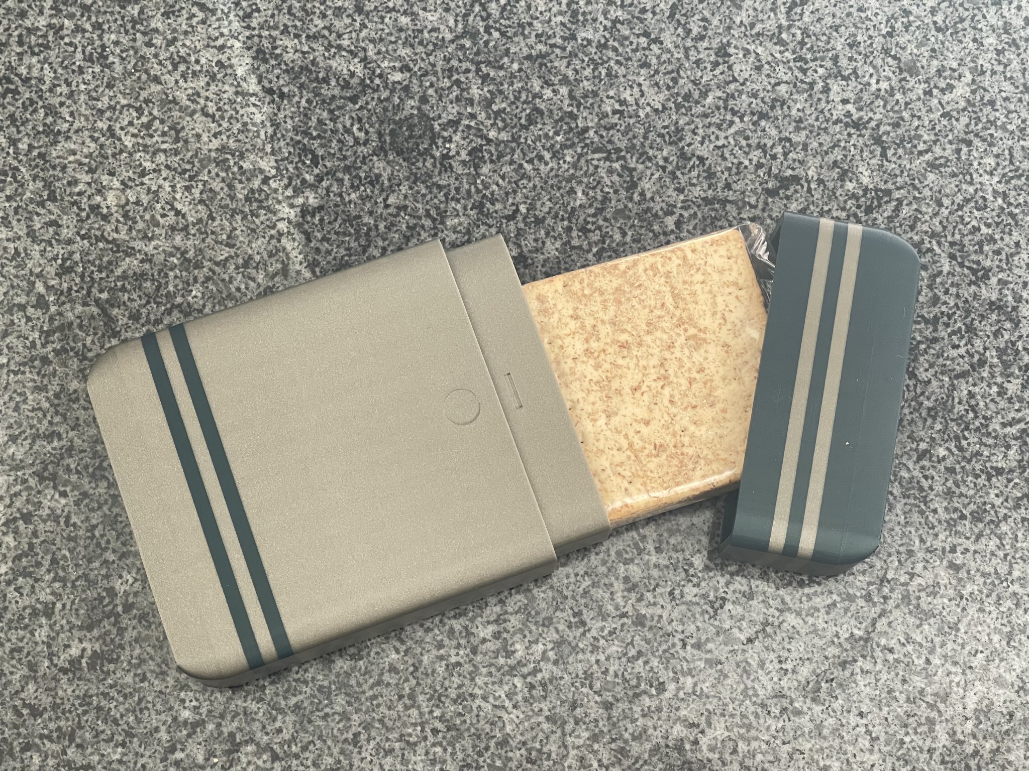 Hộp đựng bánh quy Bolletje chống vỡ trong túi xách