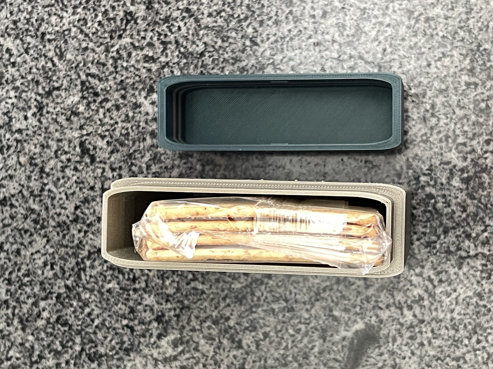 Hộp đựng bánh quy Bolletje chống vỡ trong túi xách