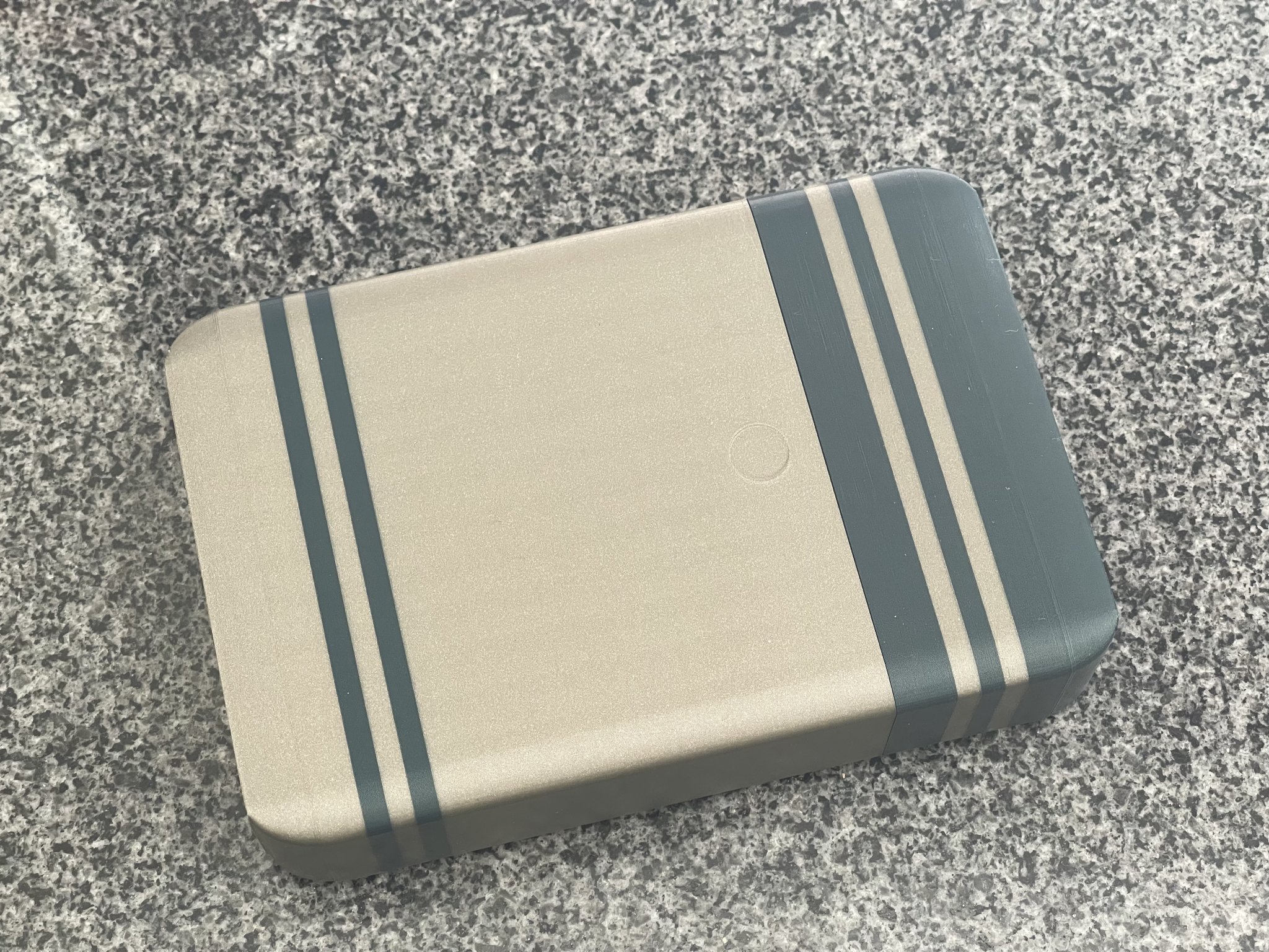 Hộp đựng bánh quy Bolletje chống vỡ trong túi xách