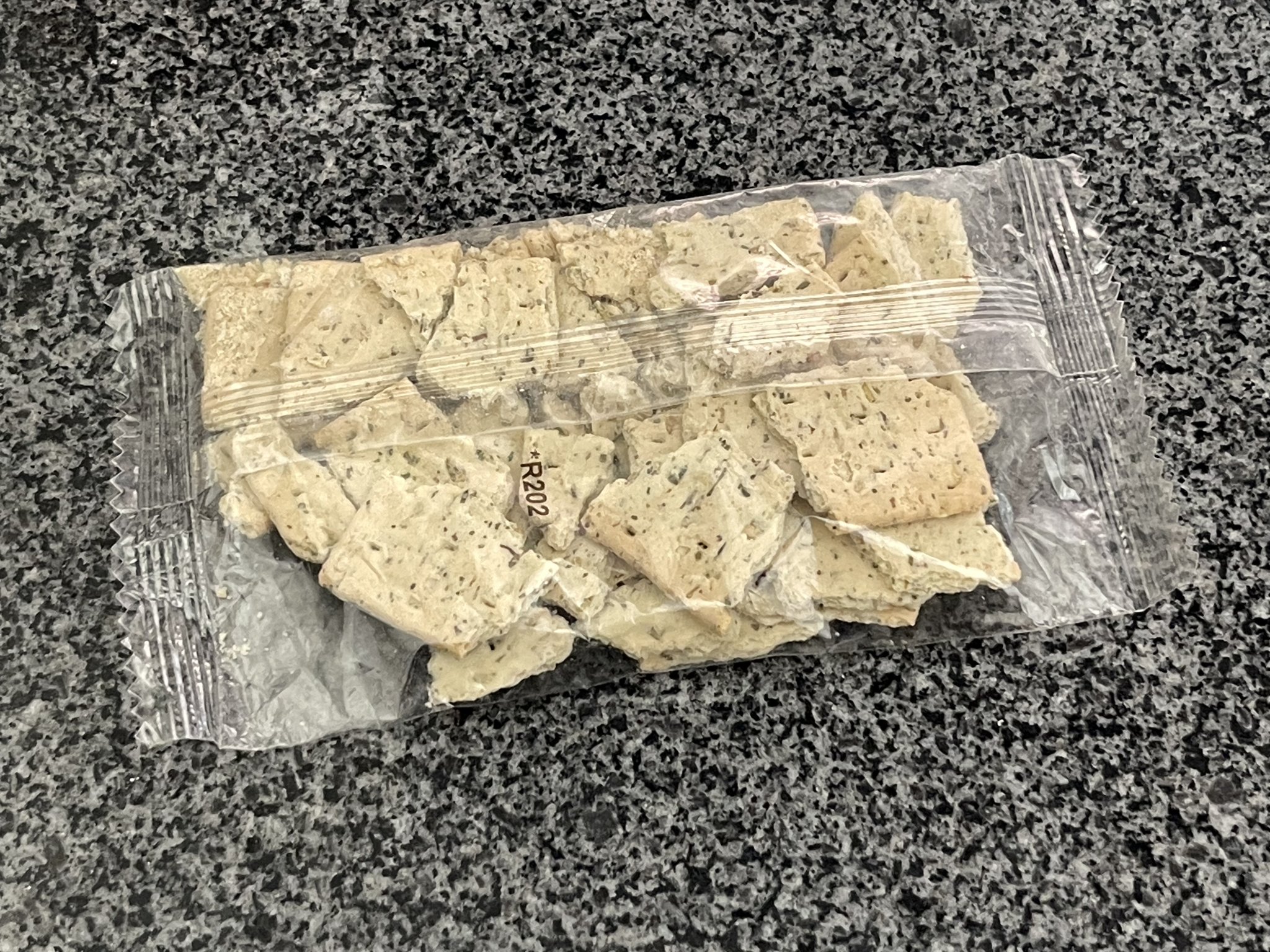 Hộp đựng bánh quy Bolletje chống vỡ trong túi xách