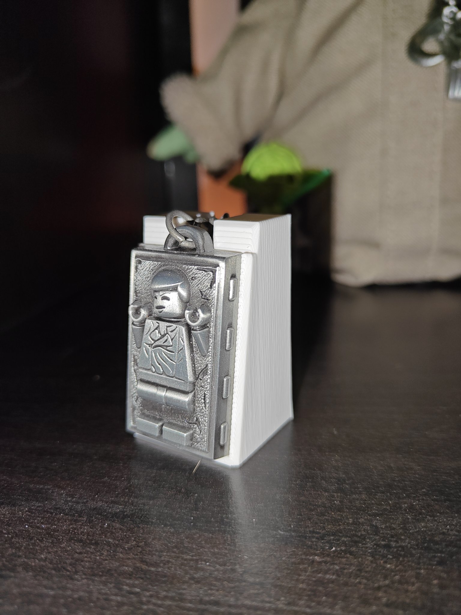 Giá đỡ cho móc chìa khóa Han Solo trong Carbonite của Lego