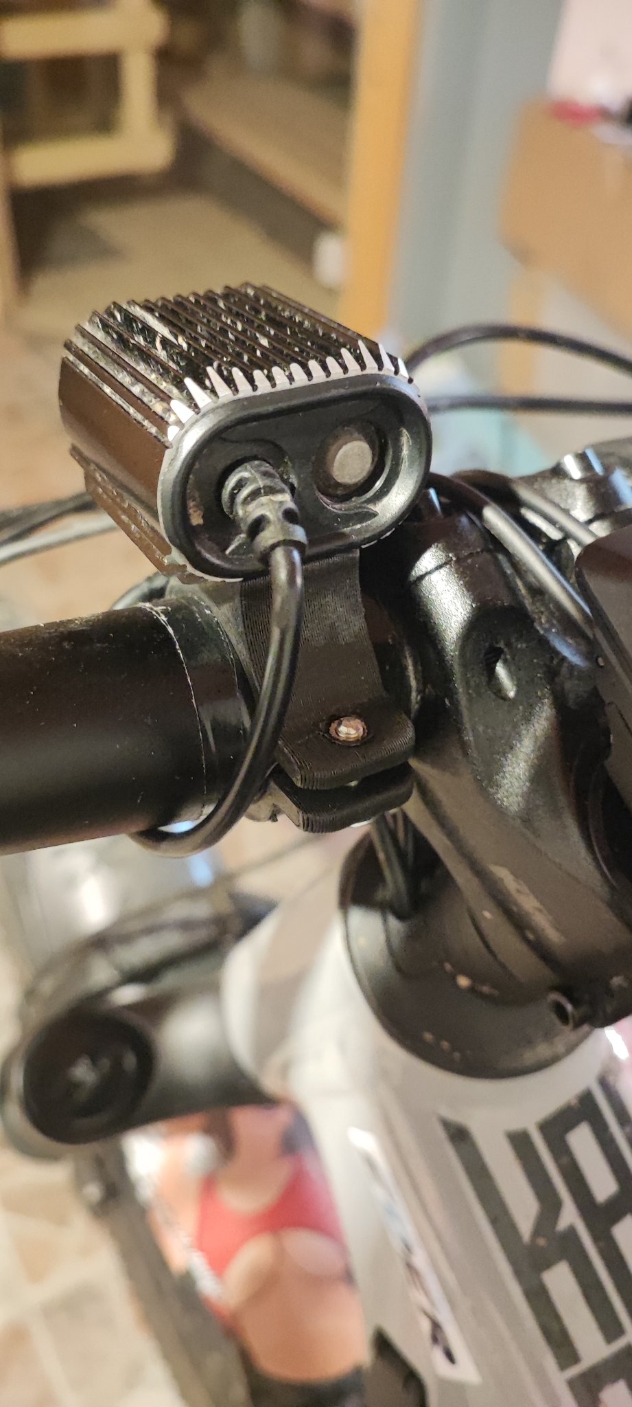 Giá đỡ cho đèn Lezyne Macro pro 1000 trên tay lái 35mm