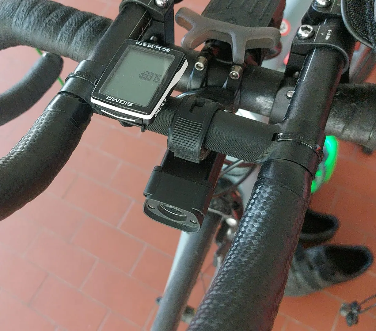 Giá đỡ đèn và đồng hồ tốc độ giữa Aerobar trong triathlon