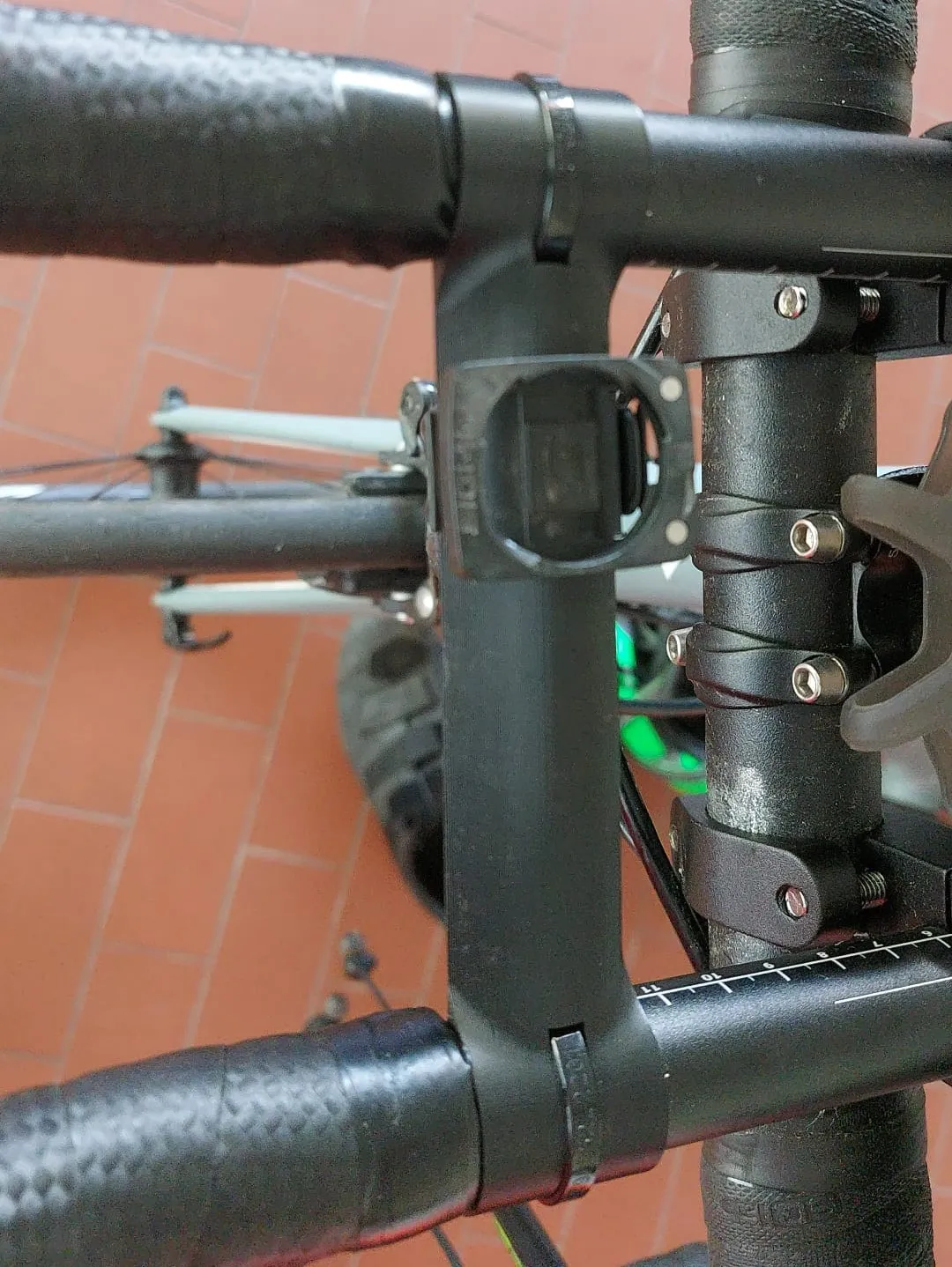 Giá đỡ đèn và đồng hồ tốc độ giữa Aerobar trong triathlon